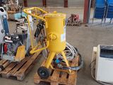 une machine posée sur une palette dans un entrepôt