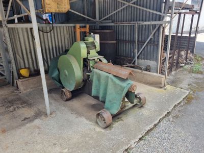 une machine posée sur le sol devant un bâtiment