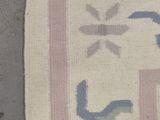 un tapis posé au sol, orné d'un motif