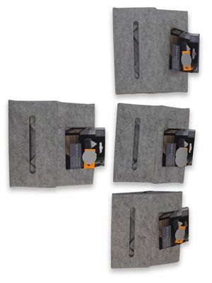 quatre morceaux de feutre gris sont accrochés au mur