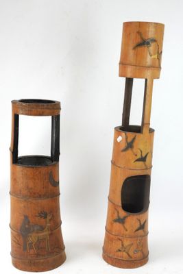 deux vases en bois placés l'un à côté de l'autre