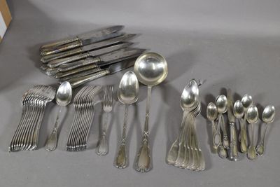 beaucoup de cuillères en argent et de cuillères sur la table