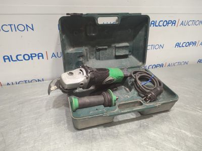 un outil électrique est posé dans un coffret sur une table