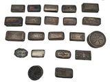 une image représentant un ensemble d'objets métalliques anciens posés sur une surface blanche