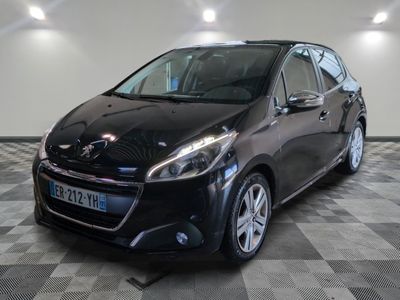 la petite voiture noire est garée dans une grande pièce