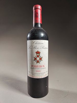 une bouteille de vin posée sur une table
