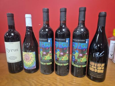 plusieurs bouteilles de vin sont alignées sur une table en bois