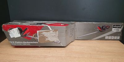 deux boîtes posées sur une table