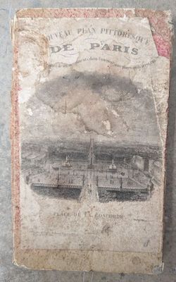 un vieux livre sur lequel figure l'image d'un train