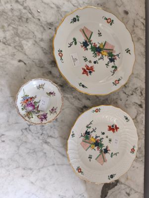 trois assiettes et un bol posés sur une table en marbre