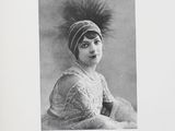 une vieille photo en noir et blanc représentant une femme portant un chapeau à plumes