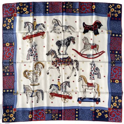 une écharpe blanche et bleue avec des chevaux dessus