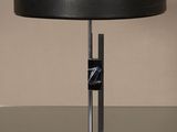 l'image d'une table sur laquelle est posée une lampe