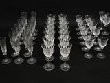 un assortiment de verres à vin posés sur une surface noire