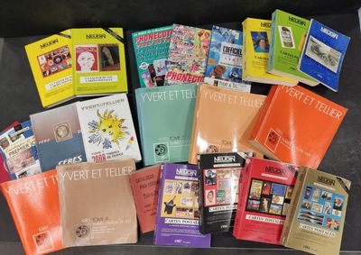 un grand nombre de livres posés sur une table