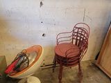 une chaise et une table dans une pièce, près d'un mur