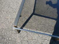 Table basse piètement métallique et plateau de verre fumé. (photo 4)