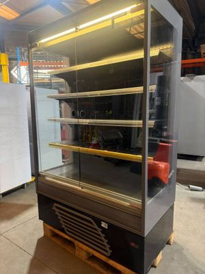 une grande vitrine comportant de nombreuses étagères