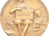 médaille d'or sur laquelle figure, sur le côté, un homme tenant une pancarte