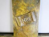 une plaque métallique sur laquelle est inscrit « irl »