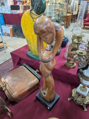 une table sur laquelle se trouvent de nombreux objets différents