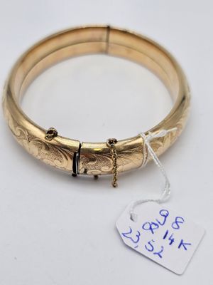 Gros plan sur un bracelet en or portant une étiquette