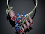 un gros plan sur un collier orné de fleurs et de feuilles