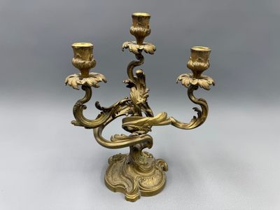 Bougeoir à trois bras de lumière en bronze de style Louis XV…