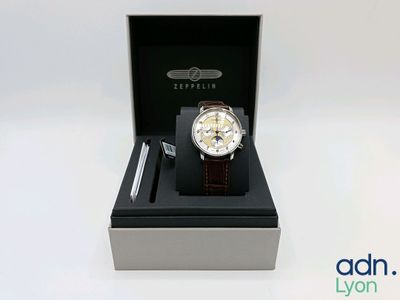 l'image d'une montre dans une boîte sur une surface blanche