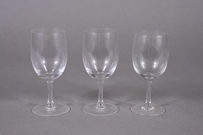 trois verres à vin vides posés les uns à côté des autres sur une table