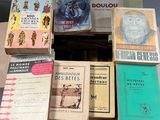 plusieurs livres sont empilés sur une table