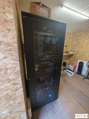 une armoire noire dans une pièce au sol en parquet