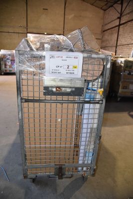 une cage métallique sur laquelle est accrochée une pancarte, dans un entrepôt