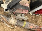 beaucoup de terre par terre, à côté d'une moto