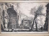 une vieille photo représentant un tableau où l'on voit un homme et une femme dans une cour
