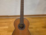 une guitare posée sur un support au sol