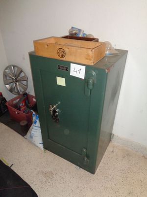 un coffre-fort vert posé sur un autre coffre-fort vert