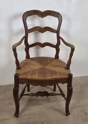 une image représentant une chaise en bois dont l'assise est en bois
