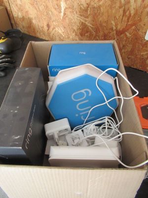 une boîte en carton contenant un ensemble d'appareils électroniques