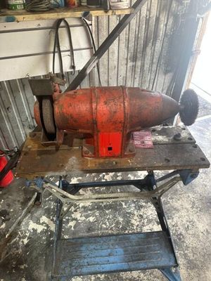 la photo d'une machine qui se trouve dans un garage