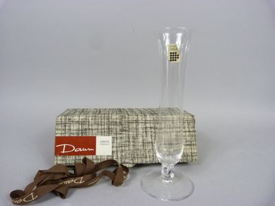 un verre à vin et une paire de chaussures à côté d'une boîte