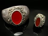 une image représentant une bague en argent sertie d'une pierre rouge