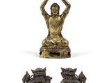 trois figurines en bronze représentant un Bouddha sur un rocher