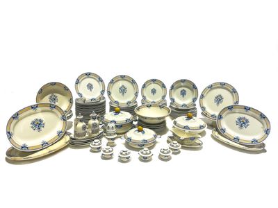 P. LUCE à ROUEN Important service en faïence blanche à décor…