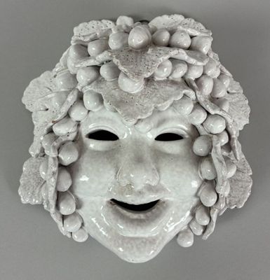 un masque blanc orné d'un visage composé de fleurs