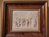 tableau représentant un groupe de personnes dans une pièce aux murs en bois