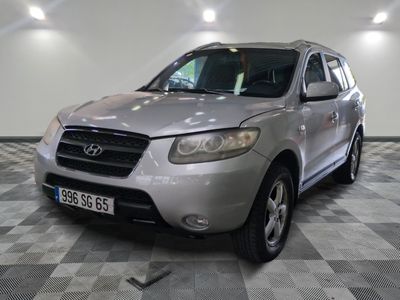 une photo d'un SUV argenté garé dans un garage