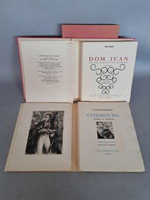 deux livres ouverts posés sur une table l'un à côté de l'autre