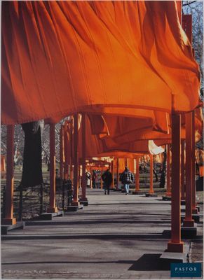 une image représentant un groupe de personnes marchant sur une passerelle recouverte d'un tissu orange