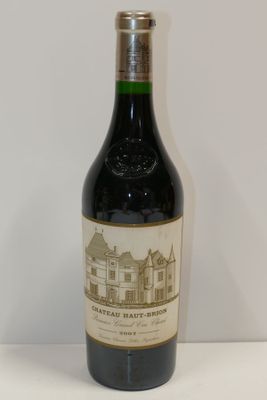 une bouteille de vin posée sur une table